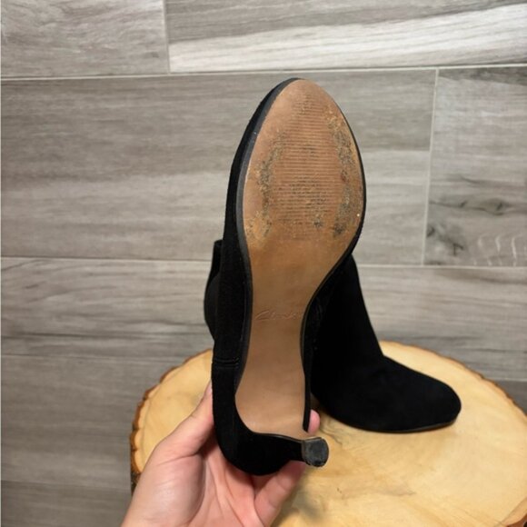 CLARKS Arista Paige Black suede Mid Heel Side Zip Ankle Boots size 6 - Picture 7 of 8